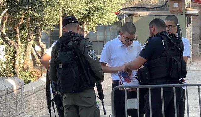 İsrail polisi Filistinli öğrencilerin kitaplarına el koydu