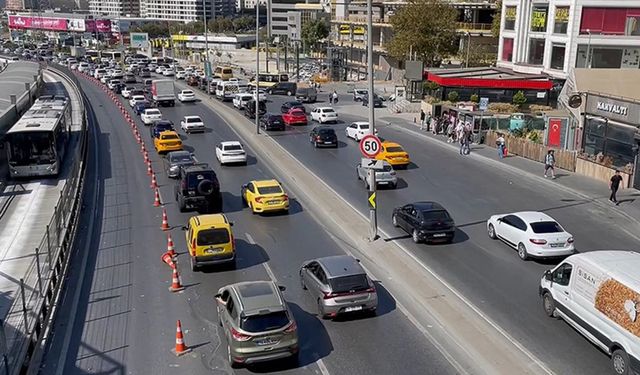 Metrobüs bakımda trafik çilesi yollarda