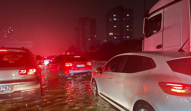 Megakentin 3 ilçesi yağmura teslim oldu! SEL 7 CAN ALDI...