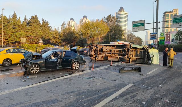 Beşiktaş'ta feci kaza! Minibüs devrildi