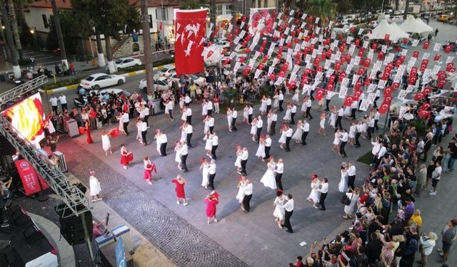 Kuşadası'nda görsel şölen! 1000 kişi vans oynadı