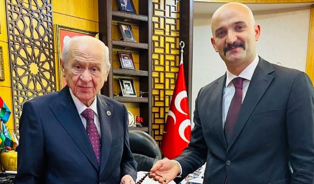 Bahçeli, Sinan Ateş cinayeti şüphelisine elini öptürdü