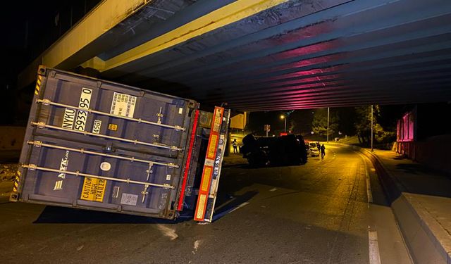 Bakırköy’de TIR üst geçide çarptı