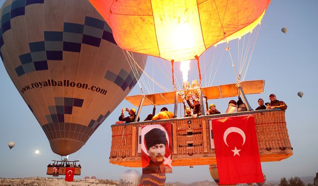 Göklerde Ay-yıldızlı bayrak Cumhuriyet hep yaşayacak