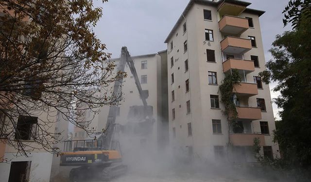 Darende'de ağır hasarlı binalar yıkılıyor