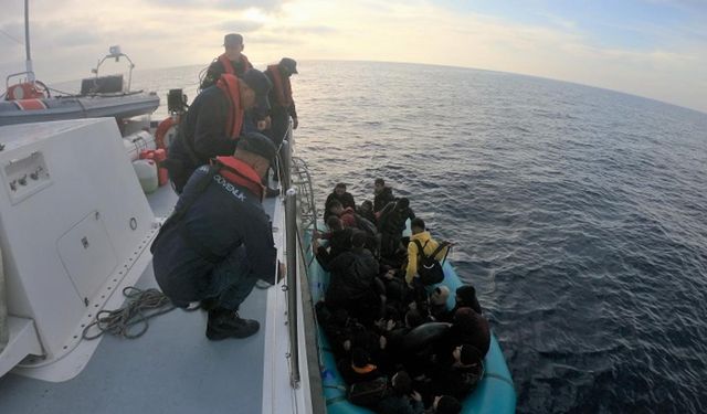 Yunanistan'ın ölüme terk ettiği 87 düzensiz göçmen kurtarıldı