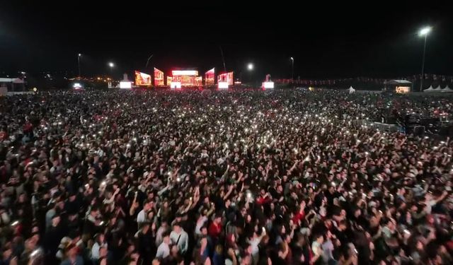 Maltepe'de Cumhuriyet sevinci! Binler akın etti