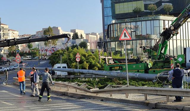 İETT otobüsü direği devirdi