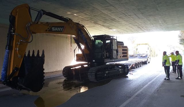 İş makinesi yüklü TIR alt geçide sıkıştı