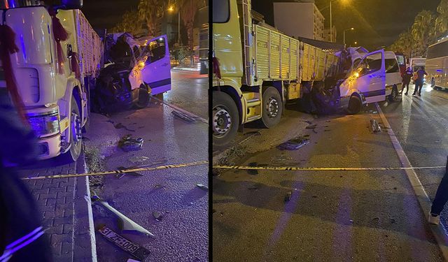 Antalya'da feci kaza! Minibüs kamyona ok gibi saplandı