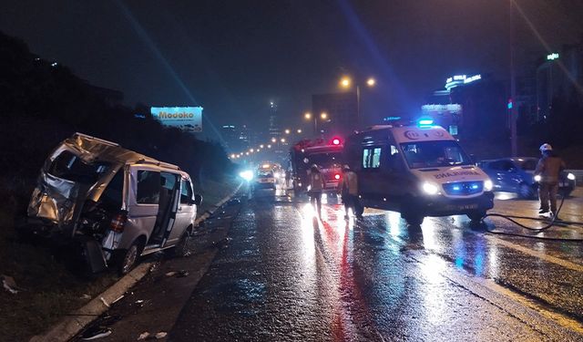 TEM Otoyolu'nda feci kaza! İETT otobüsü ile minibüs birbirine girdi