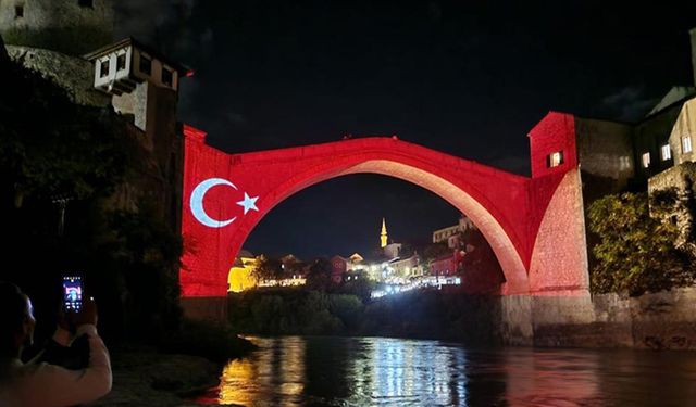 Mostar Köprüsü kırmızı beyaz