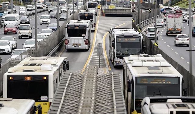 Küçükçekmece'de iki metrobüs birbirine girdi!