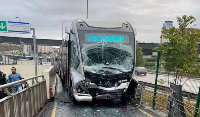 SON DAKİKA | Kadıköy'de metrobüs kazası!