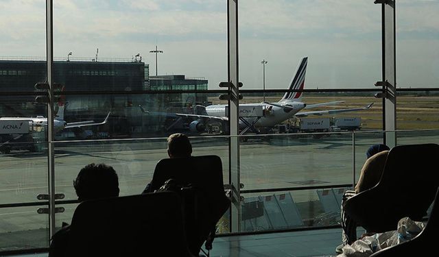 Paris Orly Havalimanı'nda işçiler greve gitti uçuşlar iptal edildi