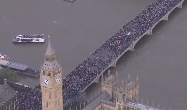 Dünya ayakta! Londra'da 100 bin kişi Filistin için yürüdü!