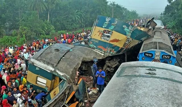 Bangladeş'te iki tren kafa kafaya çarpıştı! En az 17 ölü, 100'den fazla yaralı