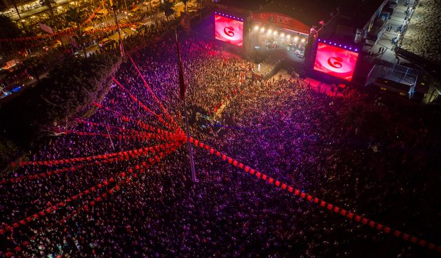 Mersin'e çok yakıştı! Binler, “Yaşasın Cumhuriyet” diye haykırdı