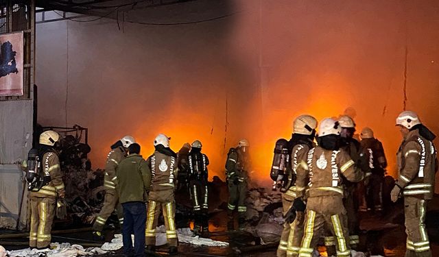 Bahçelievler'de korkutan yangın: Tekstil deposu küle döndü