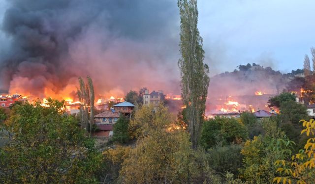 Kastamonu'da yangın alarmı! Alevler 20 evi sardı