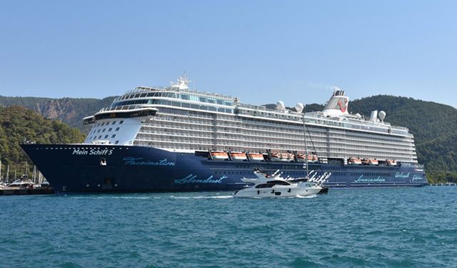 Yolcu gemisi "Mein Schiff 5" rotasını Marmaris'e çevirdi