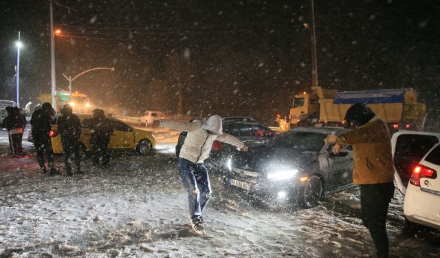 Soğuklar bir geldi pir geldi! Kar yağışları başladı