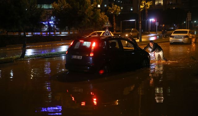 Mersin sağanağa teslim