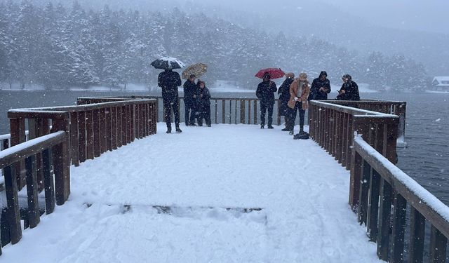 Başka yerde eziyet! Gölcük'te keyif! İşte kar manzarası