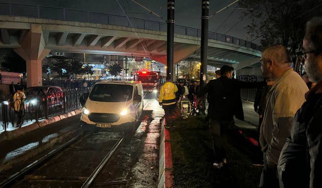 Tramvay yoluna girdi! Seferleri mahvetti! İŞTE GÖRÜNTÜLER