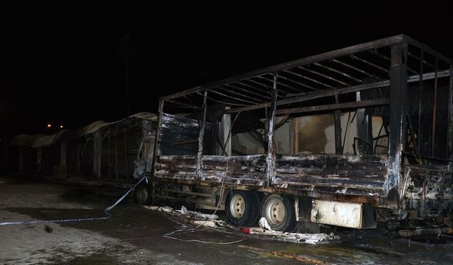 İzmir'de Sebze Meyve Hali'nde yangın: Hasar büyük...