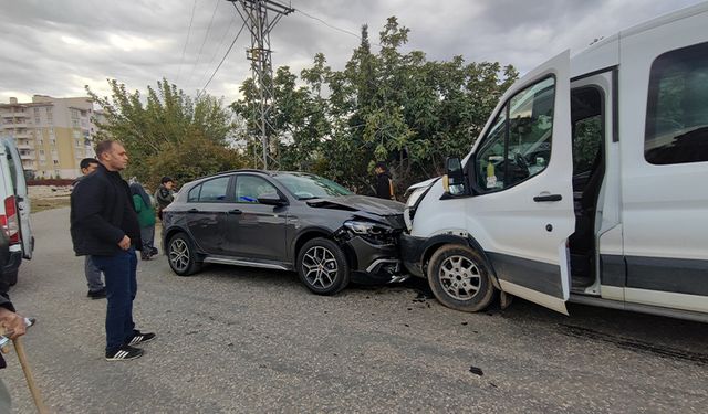 Adıyaman'da korkutan kaza! Otomobil ile minibüs kafa kafaya çarpıştı