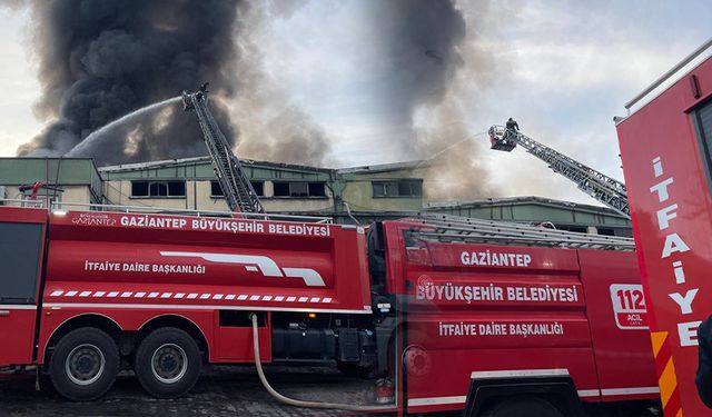 Gaziantep'te geri dönüşüm fabrikasında  yangını!