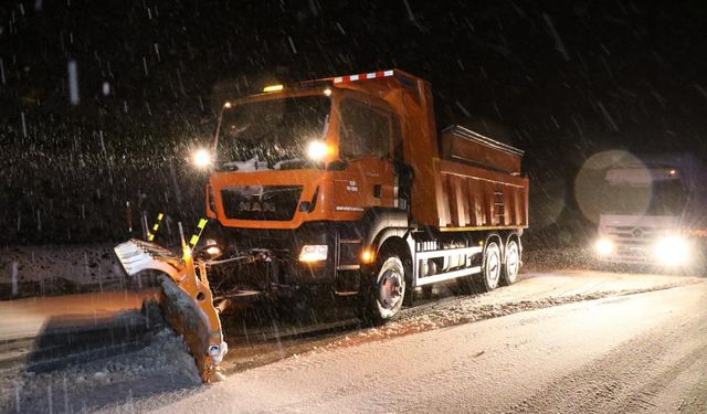 TIR’lar yolda kaldı! Ardahan’a karakış geldi