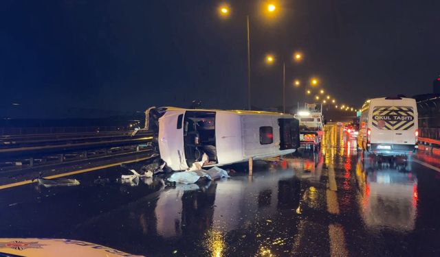 Bağcılar'da minibüs devrildi! Ölü ve yaralılar var