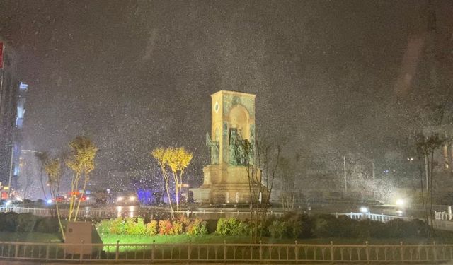 Yılın ilk karı başladı, İstanbul beyaza büründü