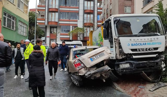 Çöp kamyonu 7 aracı biçti! Şoför araçtan atladı!