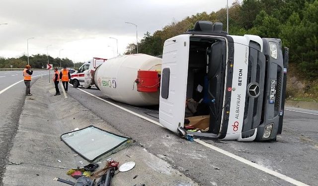 Çekmeköy'de beton mikseri devrildi!