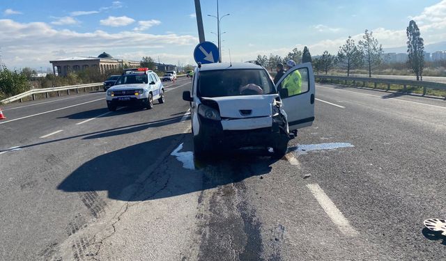 Kütahya'da iki araç birbirine girdi