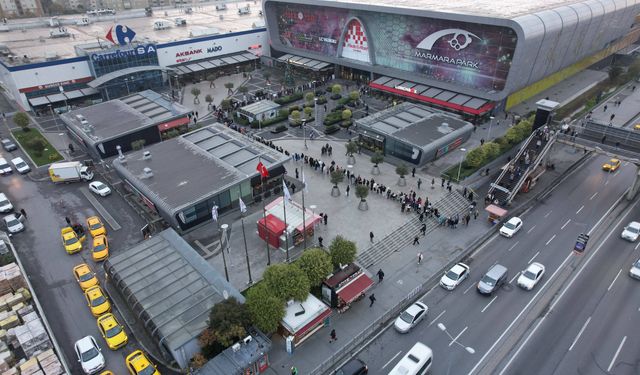 Vay anasını sayın seyirciler, kuyruğa  bak! Bazılarında amma da para varmış