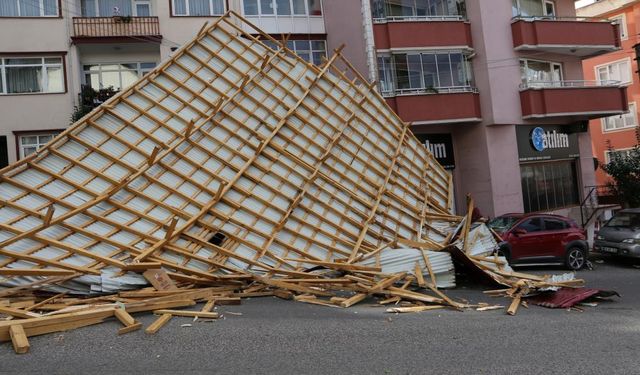 Motosiklet sürücüsü, çatının altında kaldı