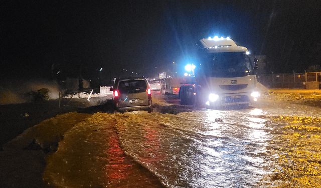 Kastamonu'da deniz taştı! Yollar göle döndü