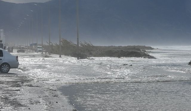 Hatay Samandağ'da deniz yola taştı