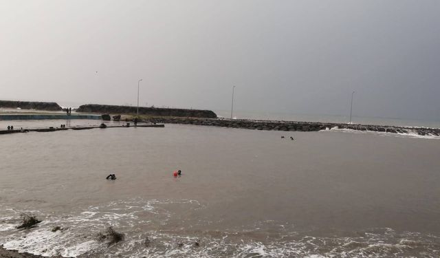 Fotoğraf çektireceklerdi! Dalgalar onları yuttu