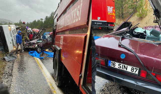 Bursa'da feci kaza! Otobüs ile otomobil birbirine girdi