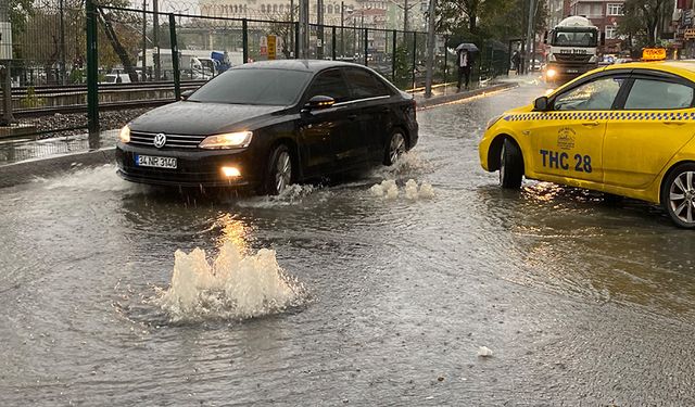 Küçükçekmece’de rögarlar taştı, yollar göle döndü