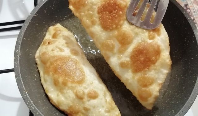 Eskişehir usulü çiğ börek tarifinin en can alıcı noktası bu; Çi börek yağ çekmiyor ve kıvamı asla şaşmıyor