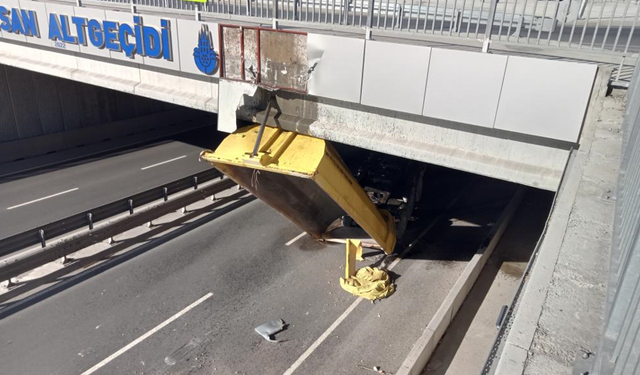 Açık unutulan hafriyat kamyonunun dorsesi alt geçitte takıldı