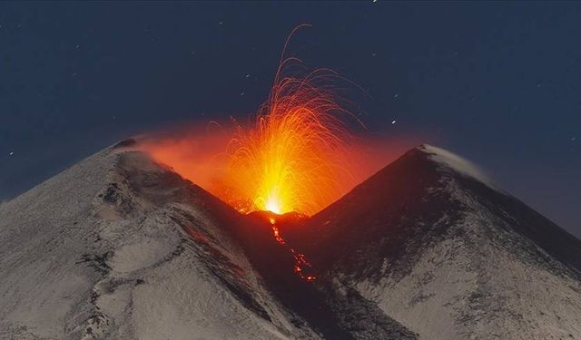 Etna yine lav ve kül püskürttü