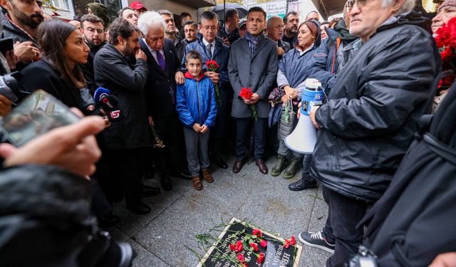 Özel, “Kötülük kazanmasın” dedi, karanfil bıraktı