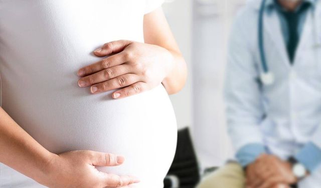 İş yerinde bu hareketlere dikkat: Fazla ayakta kalmak gebeliği nasıl etkiliyor?